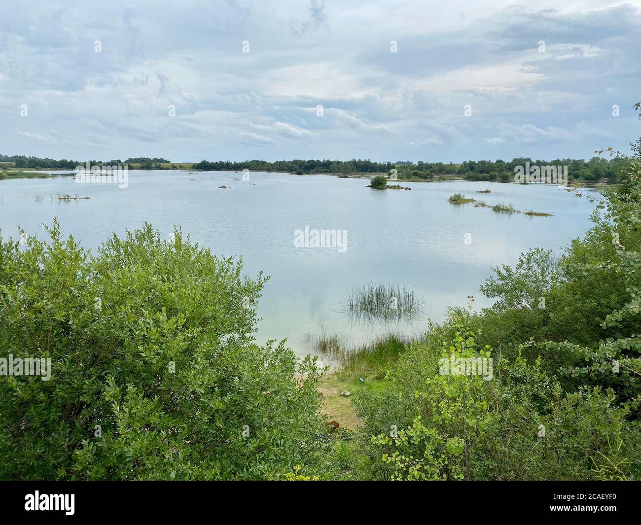 Vecchia buca di sabbia abbandonata in un giorno nuvoloso estivo Foto Stock