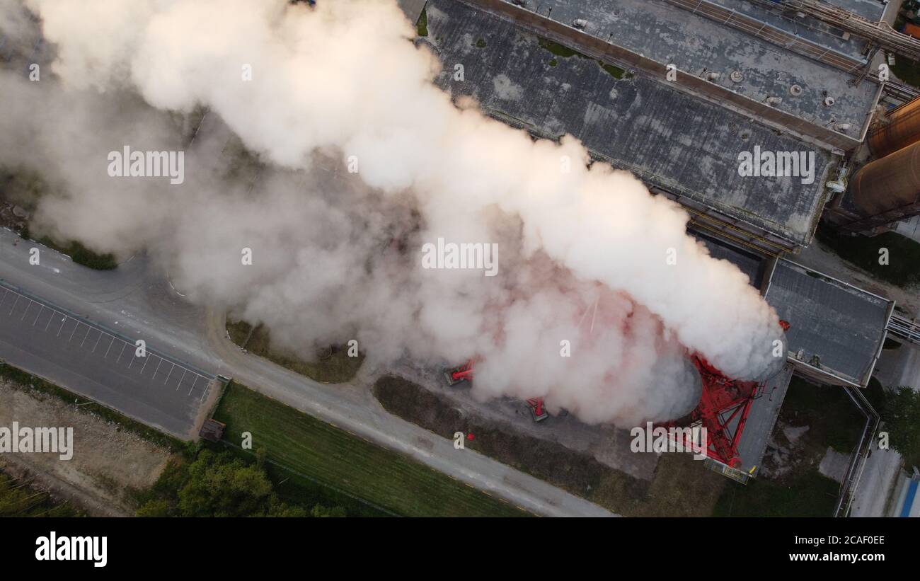 Inquinamento atmosferico da fumo che esce dai camini di fabbrica. Vista dall'alto della zona industriale della regione di Leningrad Foto Stock