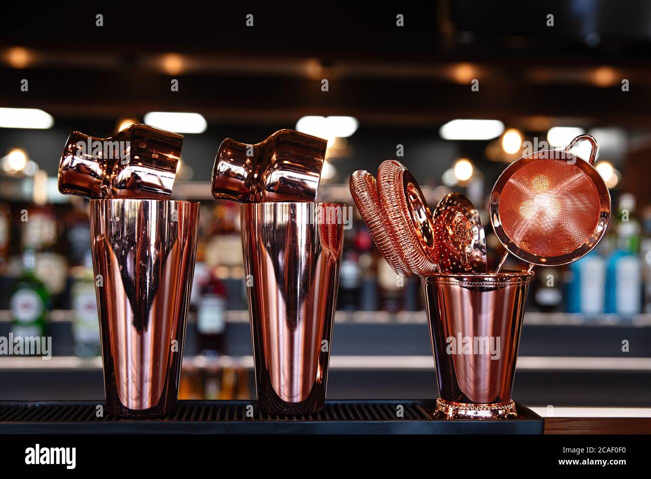 piatti in metallo rosso sono al bar, piatti per la preparazione di cocktail, metallo lucido, Foto Stock