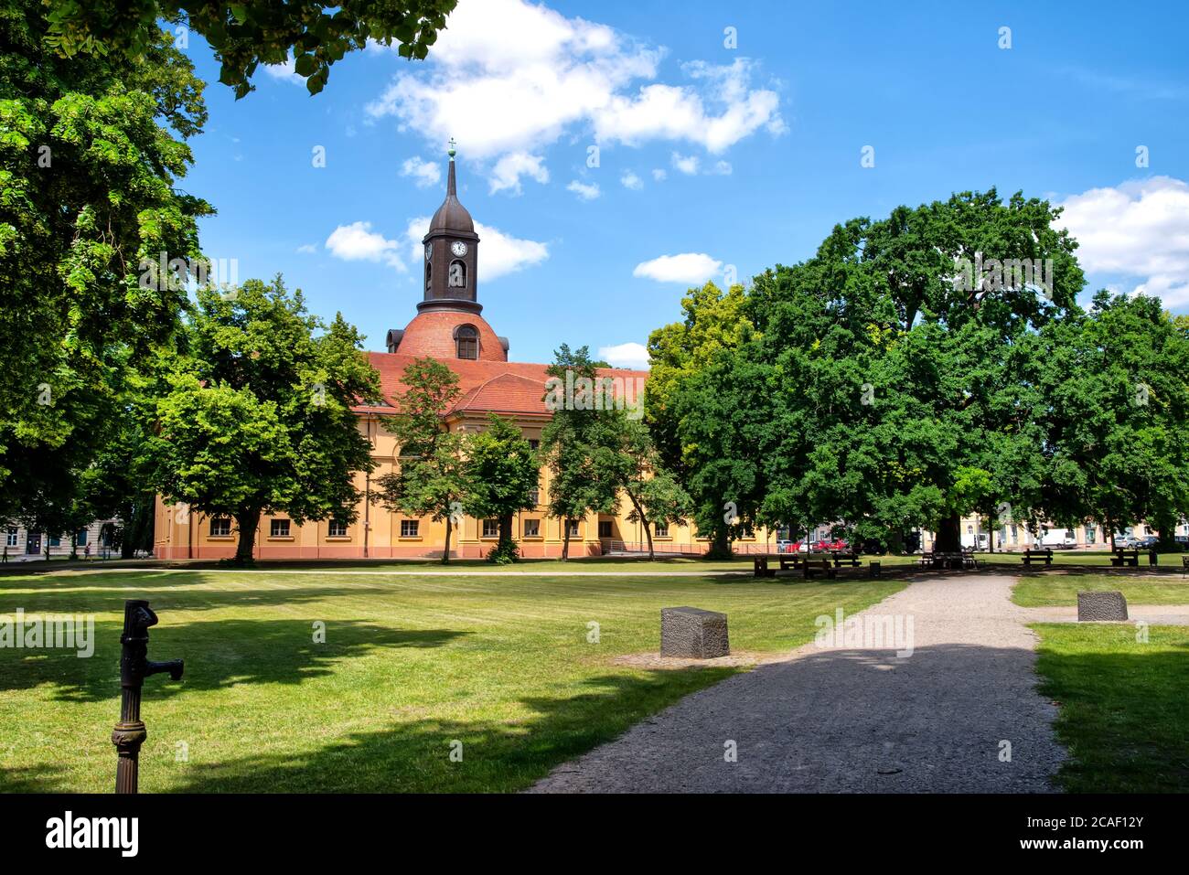 Chiesa parrocchiale Sankt Marien con parco a Neuruppin, Brandeburgo an der Havel Foto Stock