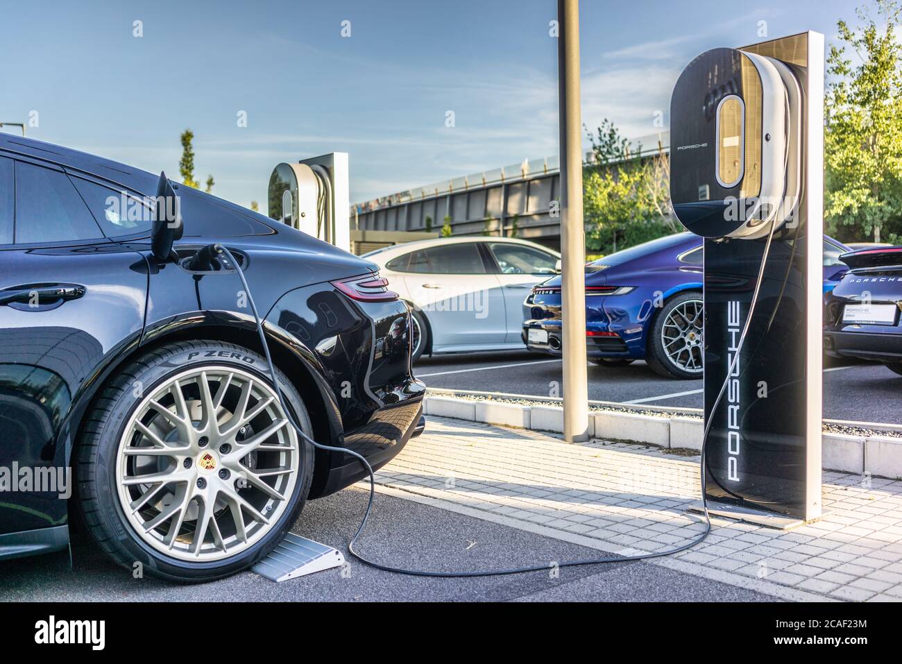 Stazione di ricarica per batterie per auto/veicoli Porsche Panamera 10 ibrida elettrica presso un centro di concessionari Porsche in Germania, Europa Foto Stock
