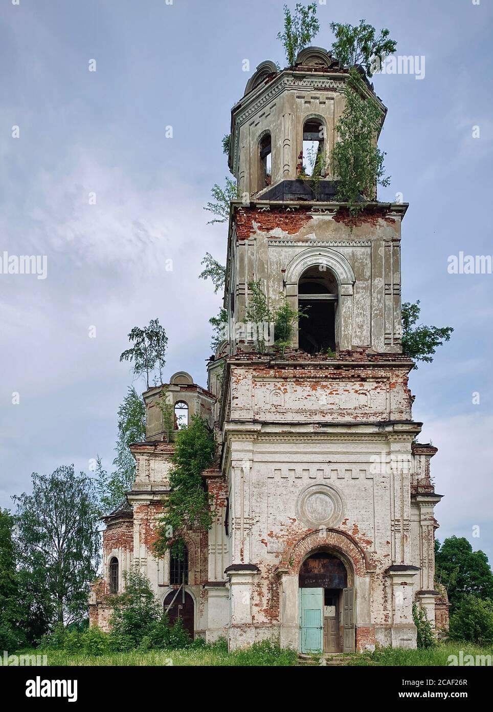vecchia chiesa distrutta, di giorno Foto Stock