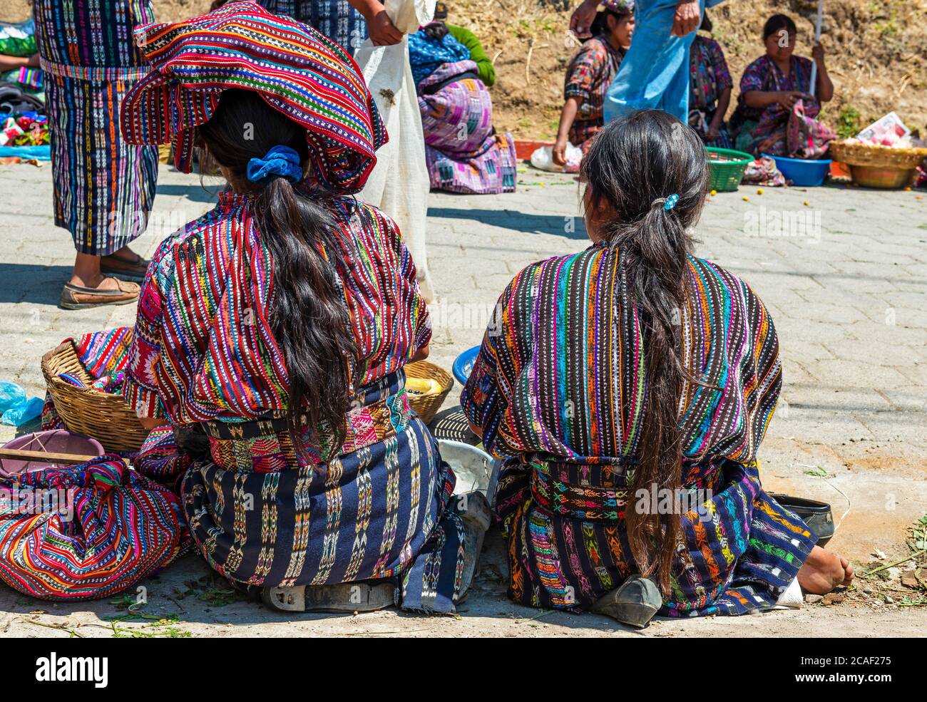 Donne indigene maya con colorati abiti maya su un mercato locale a Solola, lago Atitlan, Guatemala. Foto Stock