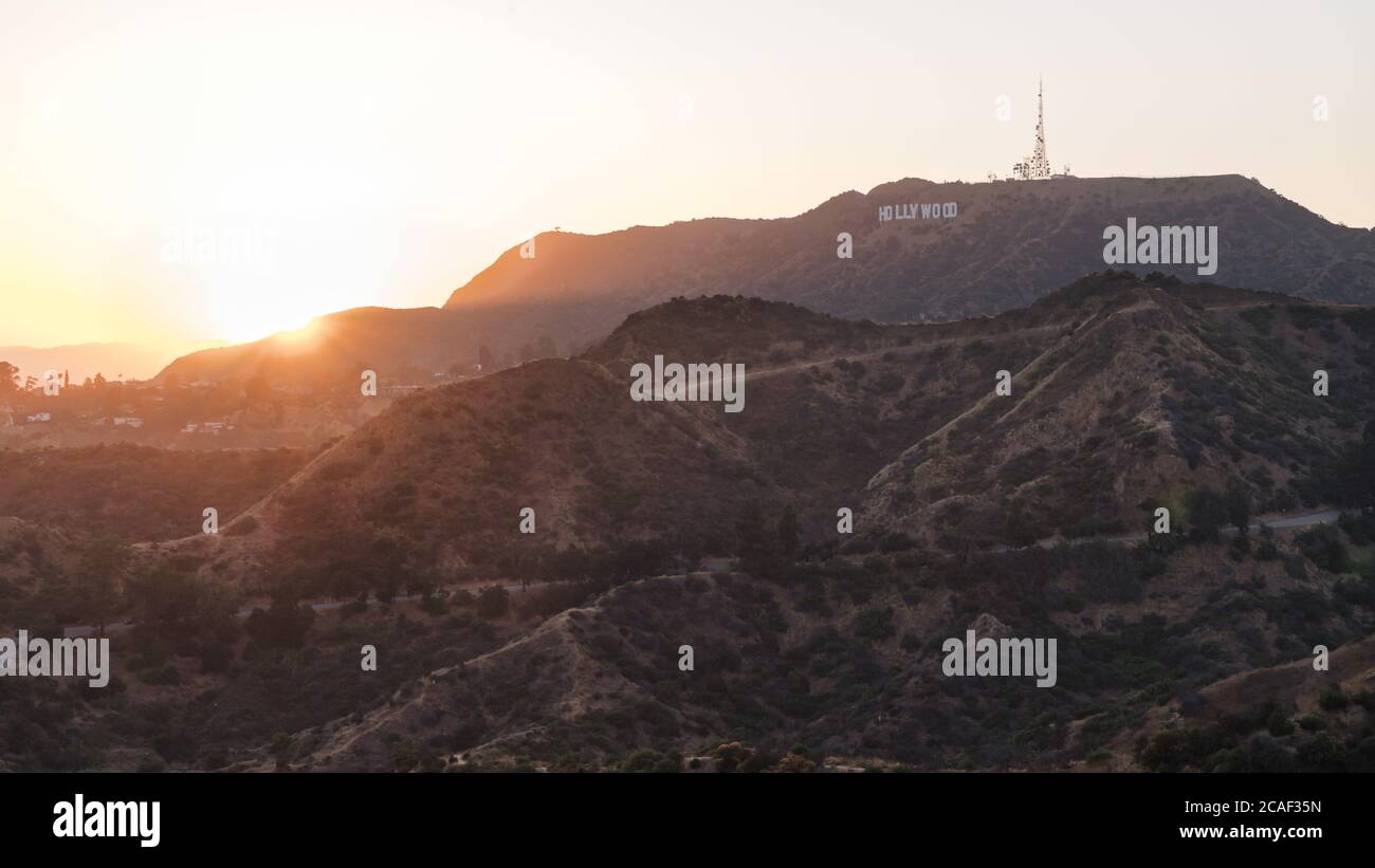 Insegna di Hollywood durante il tramonto su Mount Lee, nelle Hollywood Hills, Los Angeles, California Foto Stock