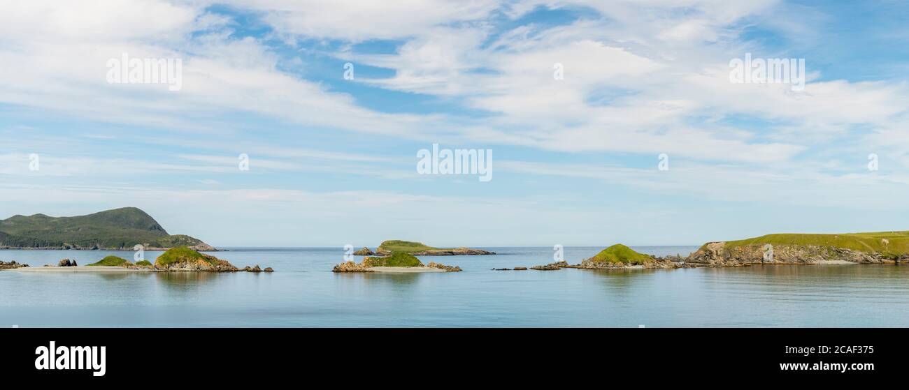 Le piccole isole vicino Sheep Island in Ferryland Cove, Ferryland, Terranova e Labrador NL, Canada Foto Stock