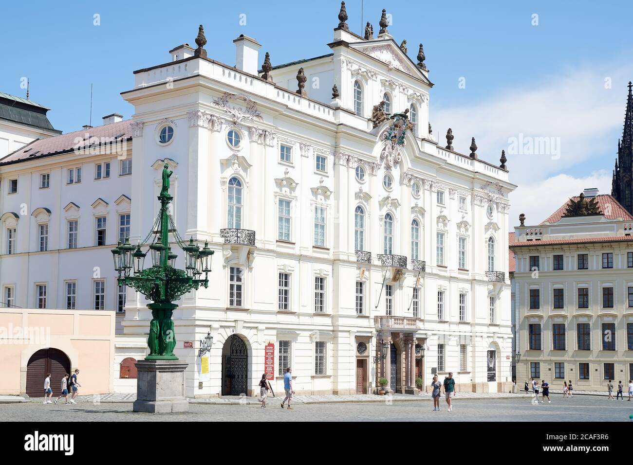 Palazzo dell'arcivescovo al Castello di Praga sotto il sole Foto Stock