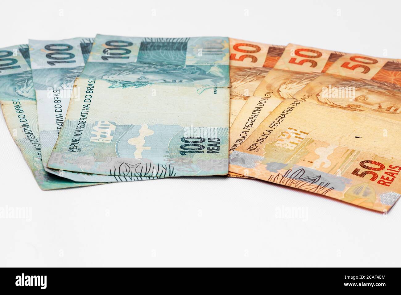 Denaro brasiliano valuta brasiliana su sfondo bianco. Foto Stock