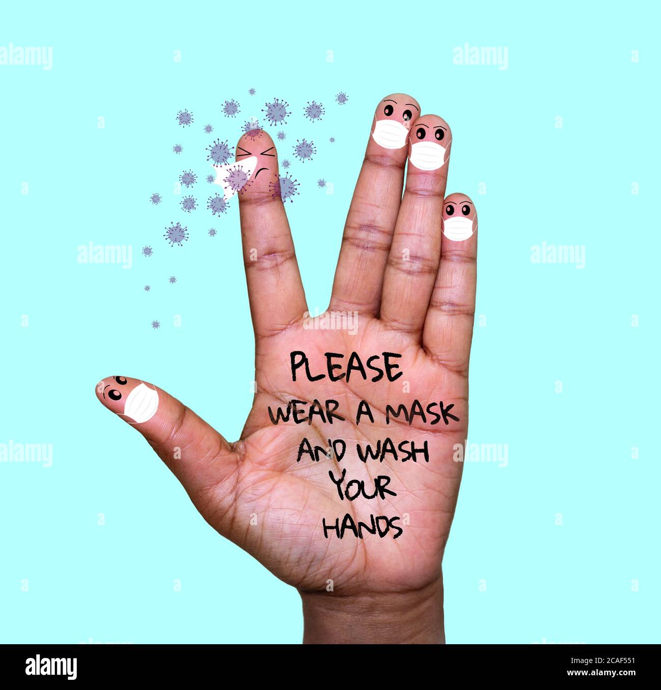 Una mano con i volti delle dita indossando maschere facciali con un dito tosse con virus, si prega di indossare una maschera e lavare il testo delle mani a portata di mano Foto Stock