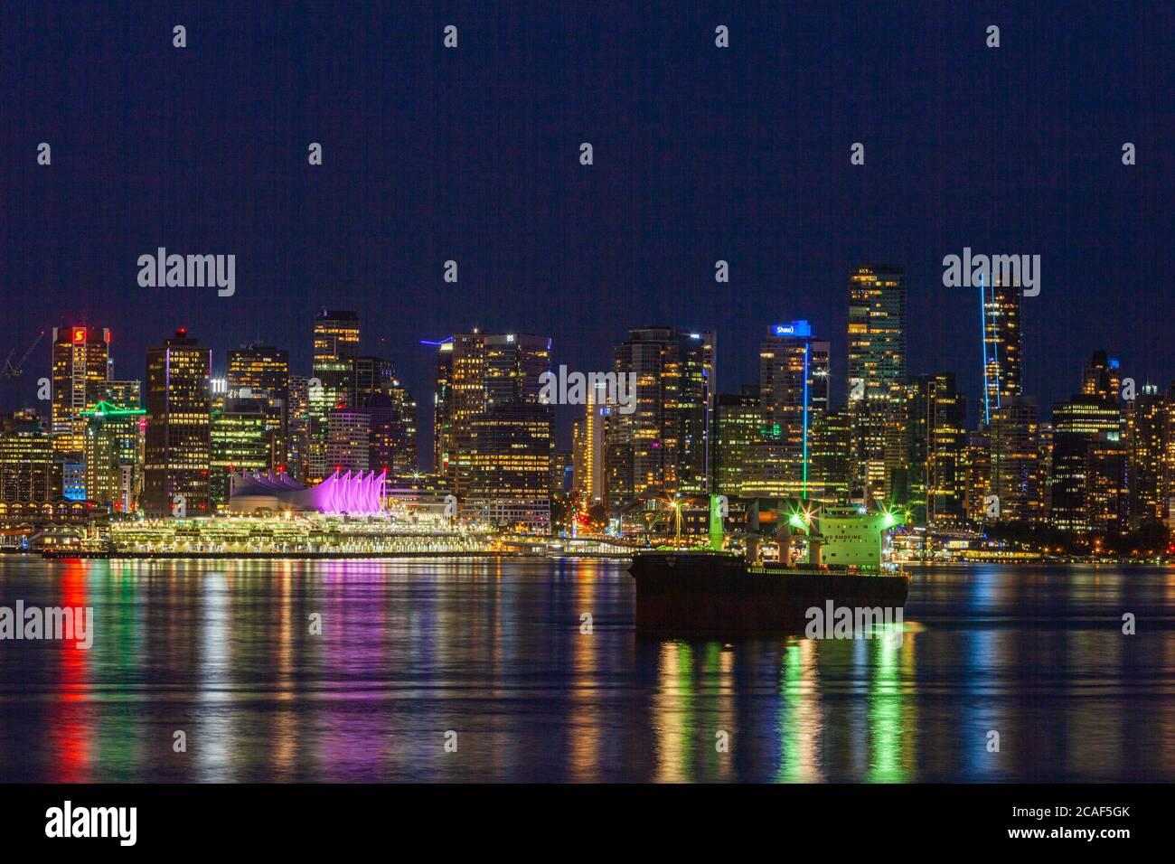 Vista notturna del centro di Vancouver da Lonsdale Quay Foto Stock