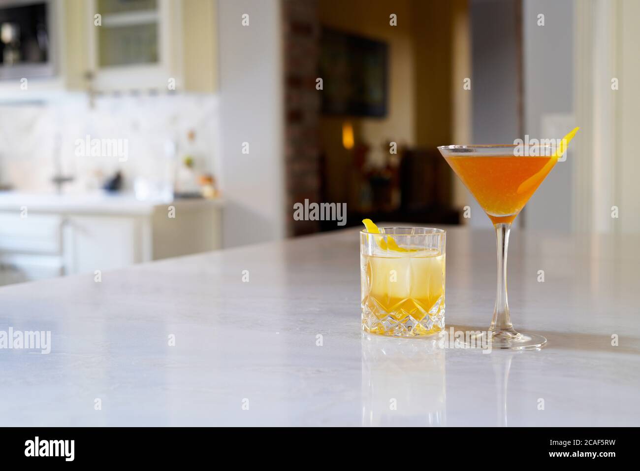 Cocktail in vecchio stile e in side-car su una elegante cucina con piano in marmo Foto Stock