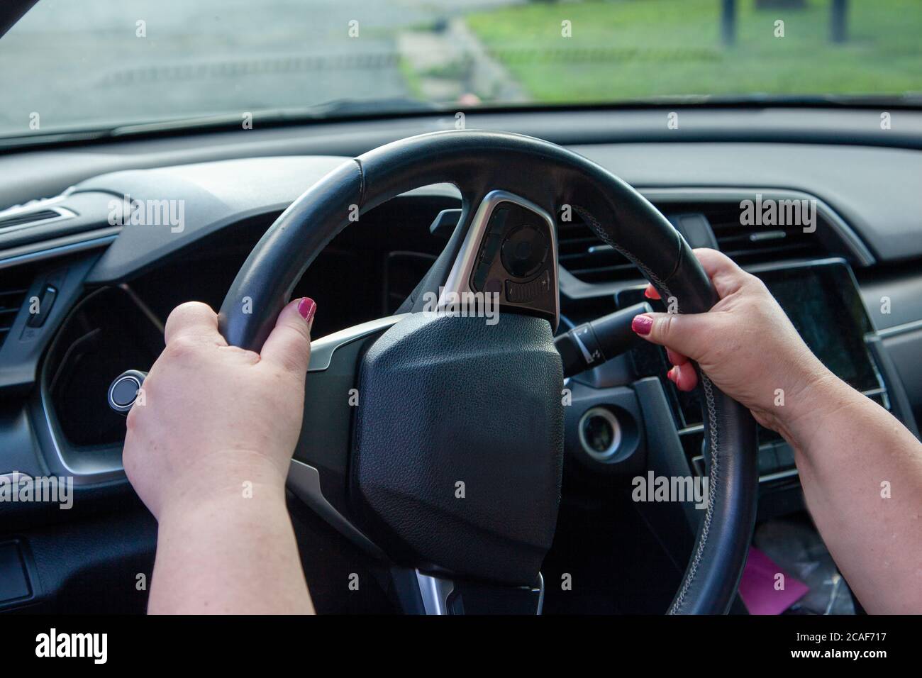 vista delle mani di qualcuno sulla posizione corretta sul volante durante  la guida della vettura Foto stock - Alamy