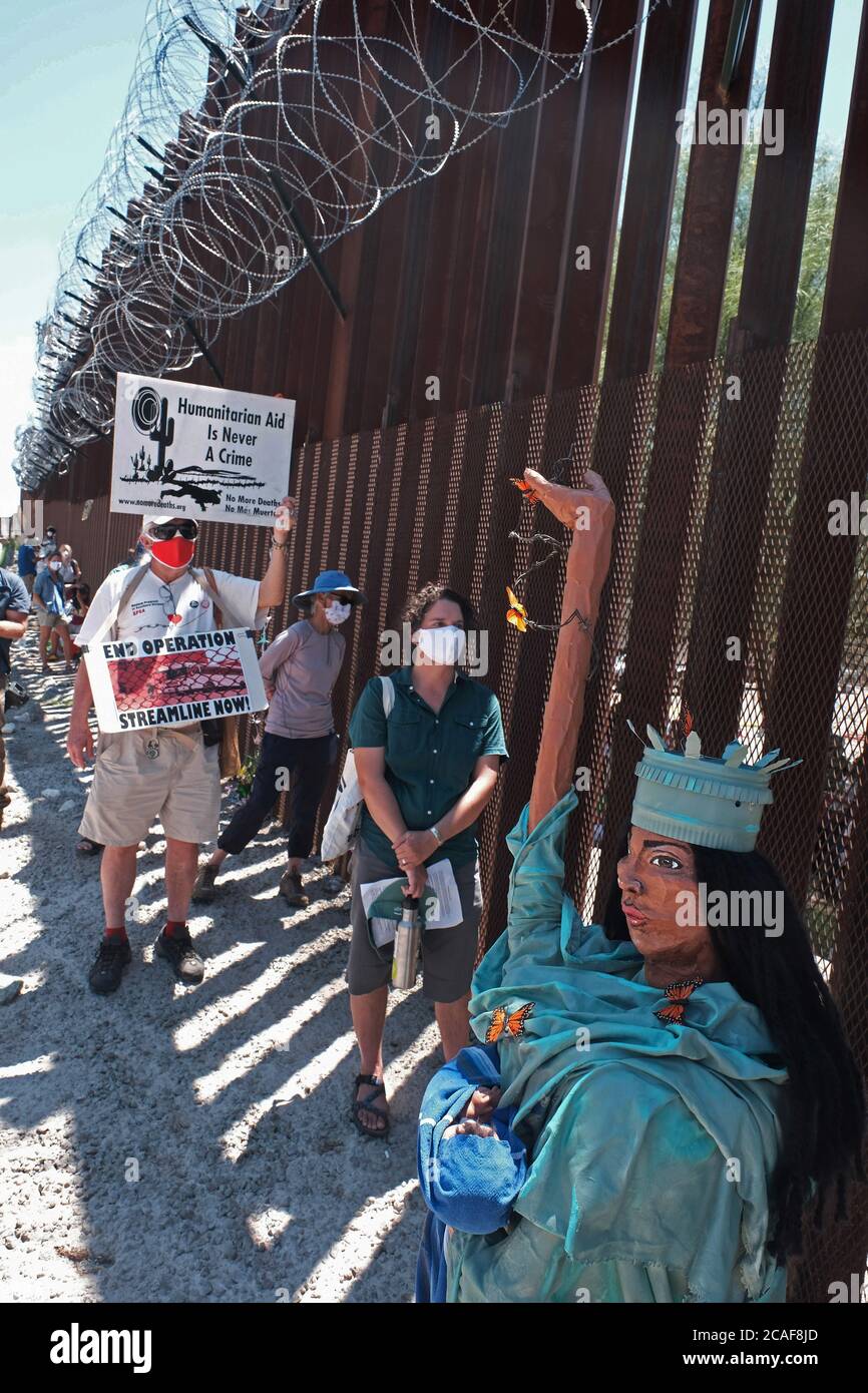 Nogales, Arizona, Stati Uniti. 6 agosto 2020. I membri dell'iniziativa Kino Border protestano per lo smantellamento dell'asilo al muro di confine di Nogales, Arizona. Save Asylum sentito dai richiedenti asilo, dai membri della società civile e dal clero di entrambe le parti del confine che protestano contro le amministrazioni Trump l’eliminazione del processo di asilo che essi affermano è contrario al diritto internazionale. Credit: Christopher Brown/ZUMA Wire/Alamy Live News Foto Stock