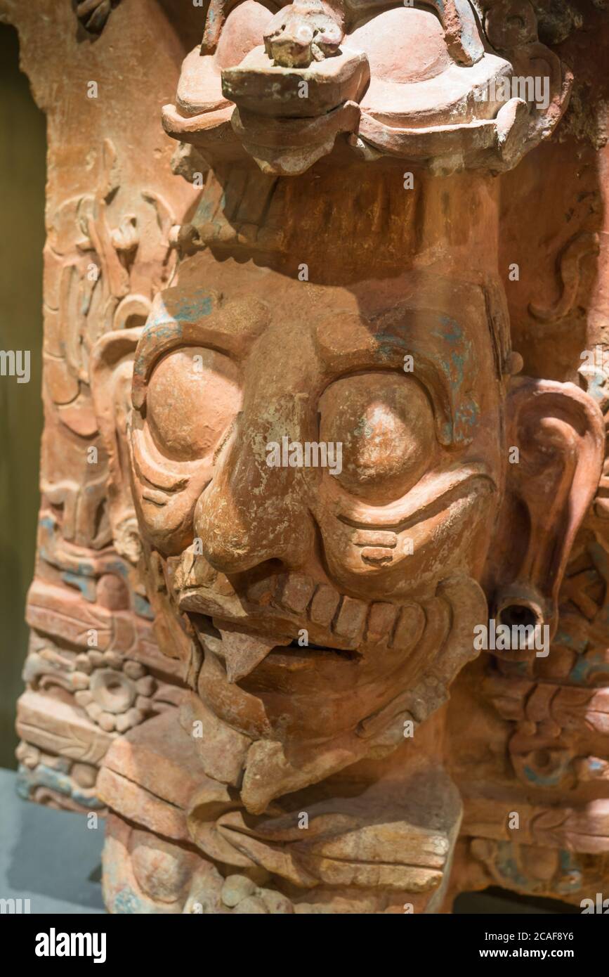 Un censore di ceramica o bruciatore di incenso dal sito di rovina Maya di Palenque, Messico. Museo del sito Palenque 'Alberto Ruz Lluillier'. Palenque National Park Foto Stock