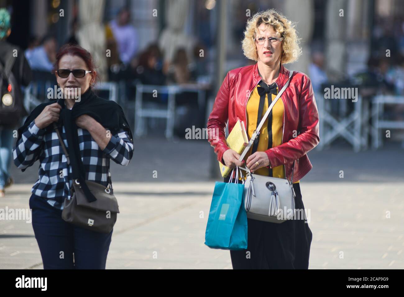 Donne italiane che fanno shopping in Via Sparano da Bari. Bari, Italia Foto Stock