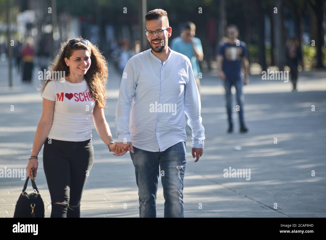 Una coppia italiana cammina mentre tiene le mani in Piazza Umberto i, Via Sparano da Bari. Bari, Italia Foto Stock