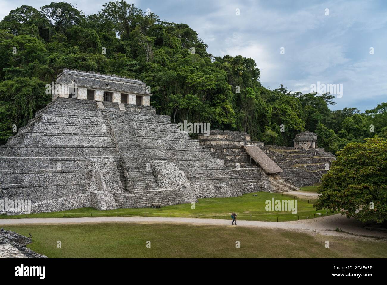 Il Tempio delle iscrizioni, il Tempio della Regina Rossa e il Tempio del teschio nelle rovine della città maya di Palenque, Palenque National Par Foto Stock