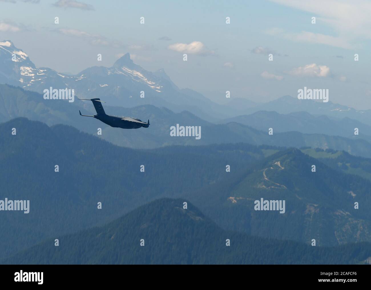 Un C-17 Globemaster III della Joint base Lewis-McChord conduce un esercizio di formazione di basso livello nel centro di Washington, 5 agosto 2020. Volare in una formazione di due o più aeromobili in uno scenario di combattimento consente un vantaggio tattico stabilendo il supporto reciproco e la massa di aeromobili su un'area obiettivo. (STATI UNITI Air Force foto di Airman prima Classe Mikayla Heineck) Foto Stock