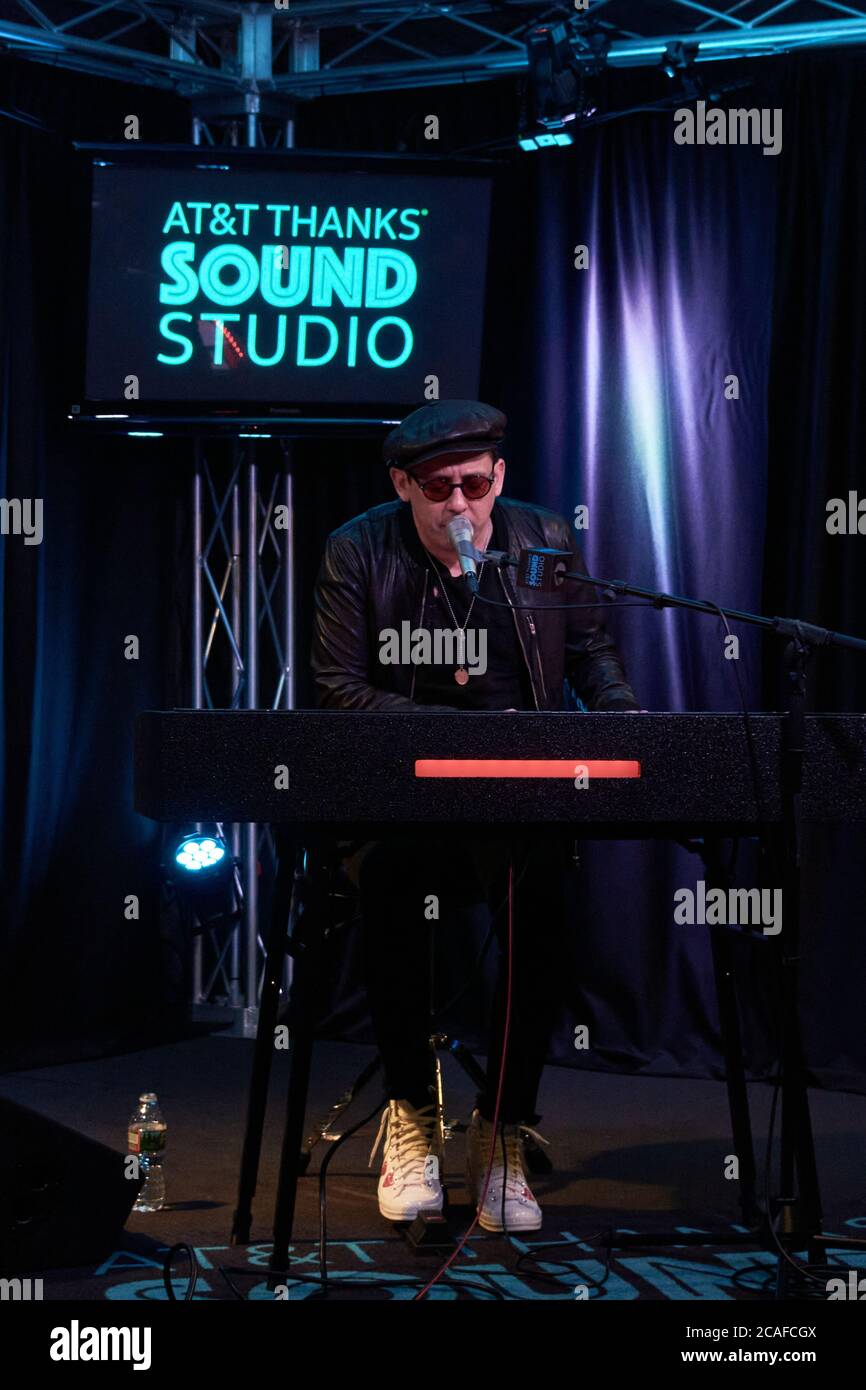 BALA CYNWYD, PA, USA - 18 APRILE 2019: Nick Brown della band americana alternative Rock Mona Visits radio 104.5s Performance Theater. Foto Stock