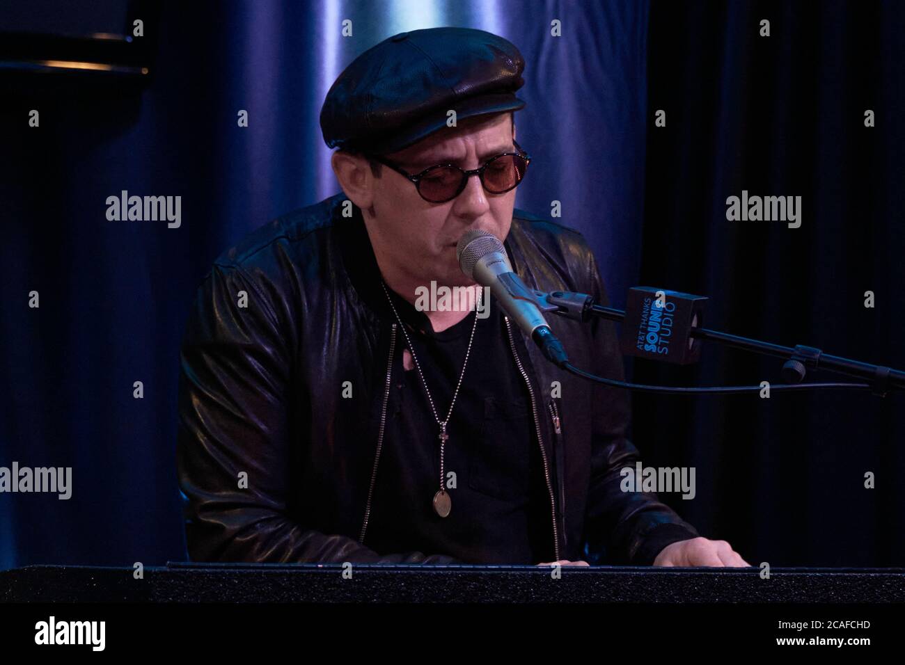 BALA CYNWYD, PA, USA - 18 APRILE 2019: Nick Brown della band americana alternative Rock Mona Visits radio 104.5s Performance Theater. Foto Stock