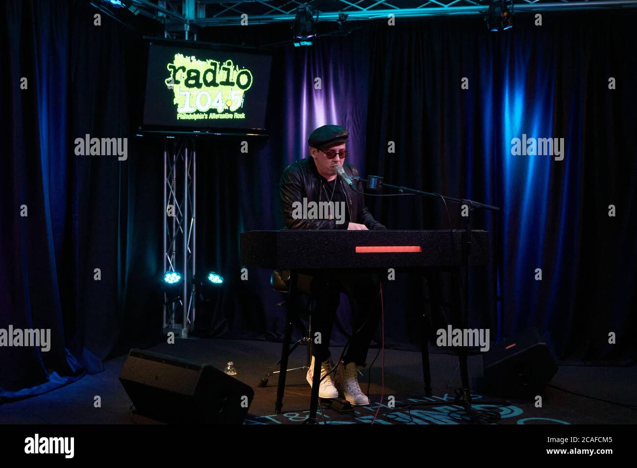 BALA CYNWYD, PA, USA - 18 APRILE 2019: Nick Brown della band americana alternative Rock Mona Visits radio 104.5s Performance Theater. Foto Stock