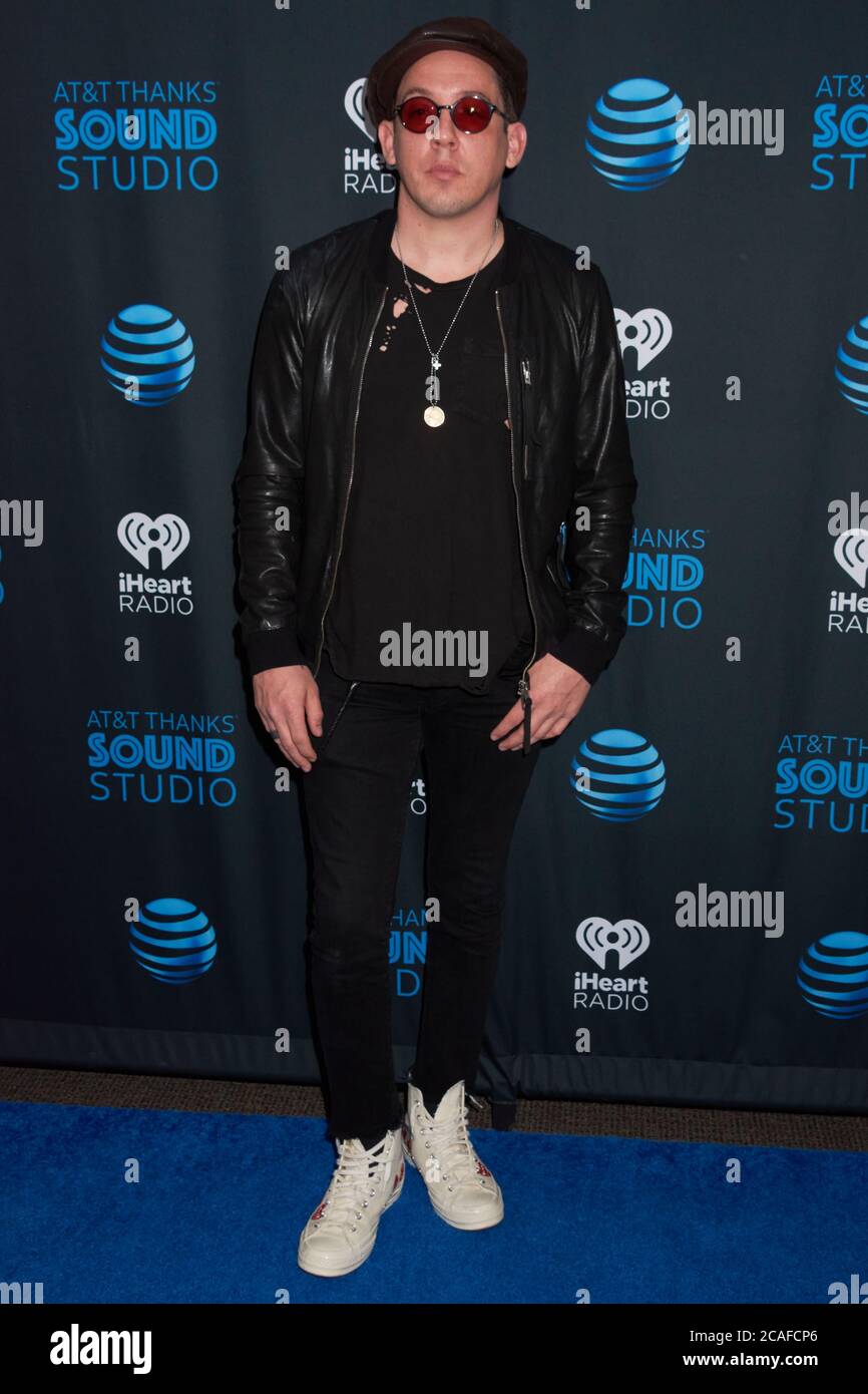 BALA CYNWYD, PA, USA - 18 APRILE 2019: Nick Brown della band americana alternative Rock Mona Visits radio 104.5s Performance Theater. Foto Stock