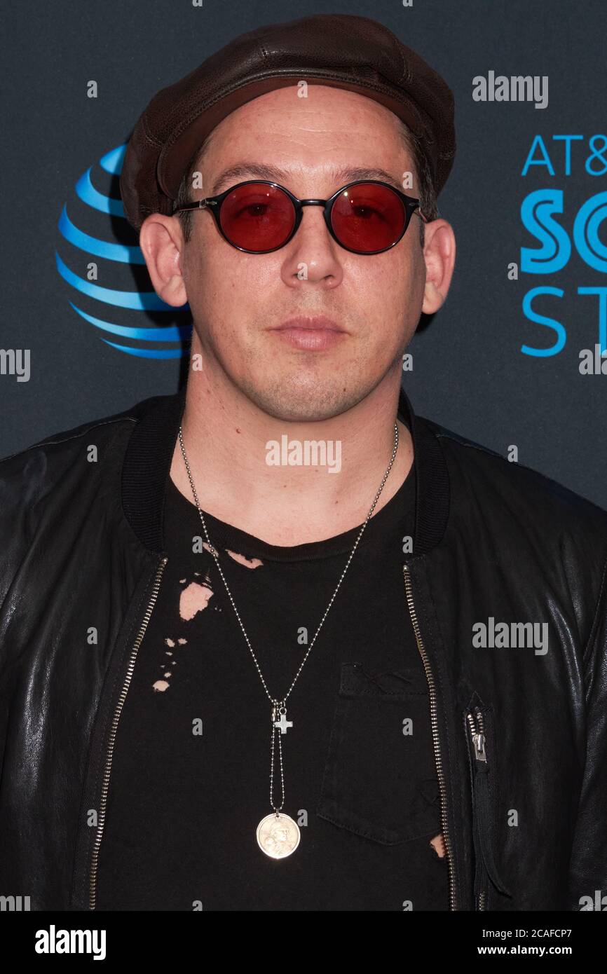 BALA CYNWYD, PA, USA - 18 APRILE 2019: Nick Brown della band americana alternative Rock Mona Visits radio 104.5s Performance Theater. Foto Stock