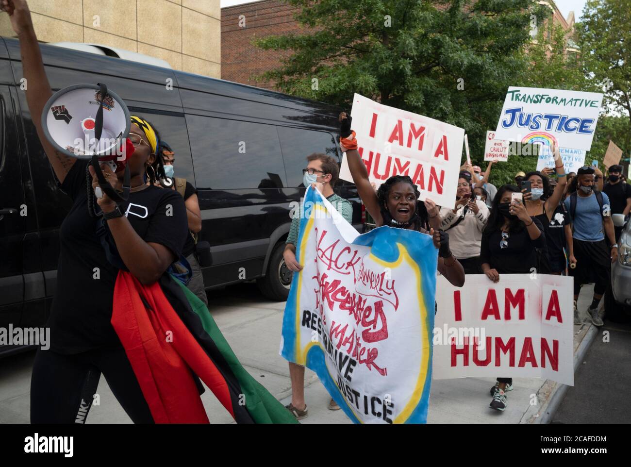 Queens, New York, Stati Uniti. 6 agosto 2020. Dimostranti della Black Lives Matter, la gente marcia contro i manifestanti vicino all'hotel Wyndham nel quartiere Fresh Meadows nel Queens Borough di New York, New York. I manifestanti della gente di marzo hanno sostenuto un altro gruppo dimostrativo chiamato Esodo che stava sostenendo i formalmente incarcerati che hanno alloggi temporanei presso l'hotel. I vicini e i dimostranti della comunità di Fresh Meadows si oppongono ai nuovi detenuti rilasciati. Credit: ZUMA Press, Inc./Alamy Live News Foto Stock
