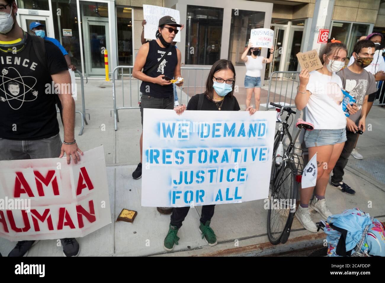Queens, New York, Stati Uniti. 6 agosto 2020. Dimostranti della Black Lives Matter, la gente marcia contro i manifestanti vicino all'hotel Wyndham nel quartiere Fresh Meadows nel Queens Borough di New York, New York. I manifestanti della gente di marzo hanno sostenuto un altro gruppo dimostrativo chiamato Esodo che stava sostenendo i formalmente incarcerati che hanno alloggi temporanei presso l'hotel. I vicini e i dimostranti della comunità di Fresh Meadows si oppongono ai nuovi detenuti rilasciati. Credit: ZUMA Press, Inc./Alamy Live News Foto Stock