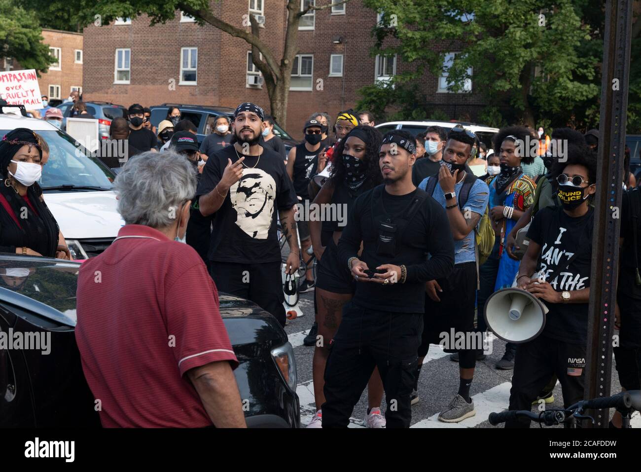 Queens, New York, Stati Uniti. 6 agosto 2020. Dimostranti della Black Lives Matter, la gente marcia contro i manifestanti vicino all'hotel Wyndham nel quartiere Fresh Meadows nel Queens Borough di New York, New York. I manifestanti della gente di marzo hanno sostenuto un altro gruppo dimostrativo chiamato Esodo che stava sostenendo i formalmente incarcerati che hanno alloggi temporanei presso l'hotel. I vicini e i dimostranti della comunità di Fresh Meadows si oppongono ai nuovi detenuti rilasciati. Credit: ZUMA Press, Inc./Alamy Live News Foto Stock