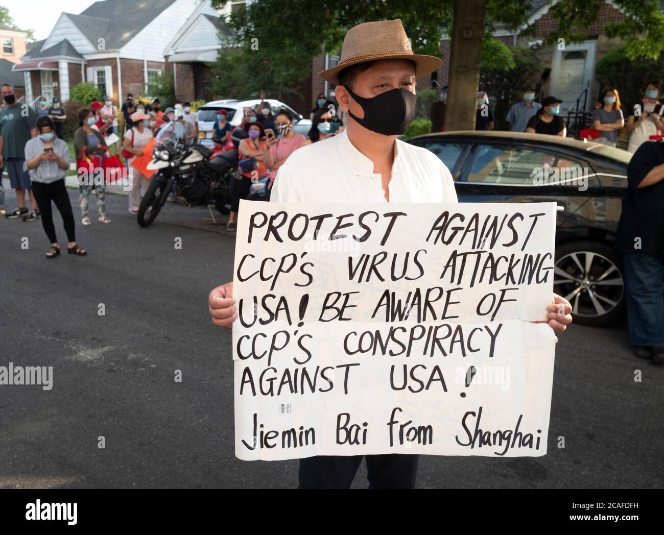 Queens, New York, Stati Uniti. 6 agosto 2020. Dimostranti della Black Lives Matter, la gente marcia contro i manifestanti vicino all'hotel Wyndham nel quartiere Fresh Meadows nel Queens Borough di New York, New York. I manifestanti della gente di marzo hanno sostenuto un altro gruppo dimostrativo chiamato Esodo che stava sostenendo i formalmente incarcerati che hanno alloggi temporanei presso l'hotel. I vicini e i dimostranti della comunità di Fresh Meadows si oppongono ai nuovi detenuti rilasciati. Credit: ZUMA Press, Inc./Alamy Live News Foto Stock