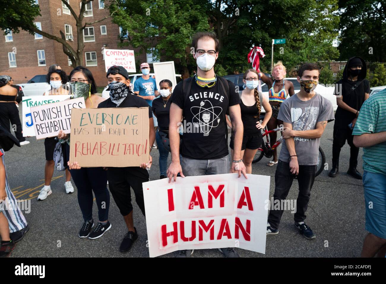 Queens, New York, Stati Uniti. 6 agosto 2020. Dimostranti della Black Lives Matter, la gente marcia contro i manifestanti vicino all'hotel Wyndham nel quartiere Fresh Meadows nel Queens Borough di New York, New York. I manifestanti della gente di marzo hanno sostenuto un altro gruppo dimostrativo chiamato Esodo che stava sostenendo i formalmente incarcerati che hanno alloggi temporanei presso l'hotel. I vicini e i dimostranti della comunità di Fresh Meadows si oppongono ai nuovi detenuti rilasciati. Credit: ZUMA Press, Inc./Alamy Live News Foto Stock