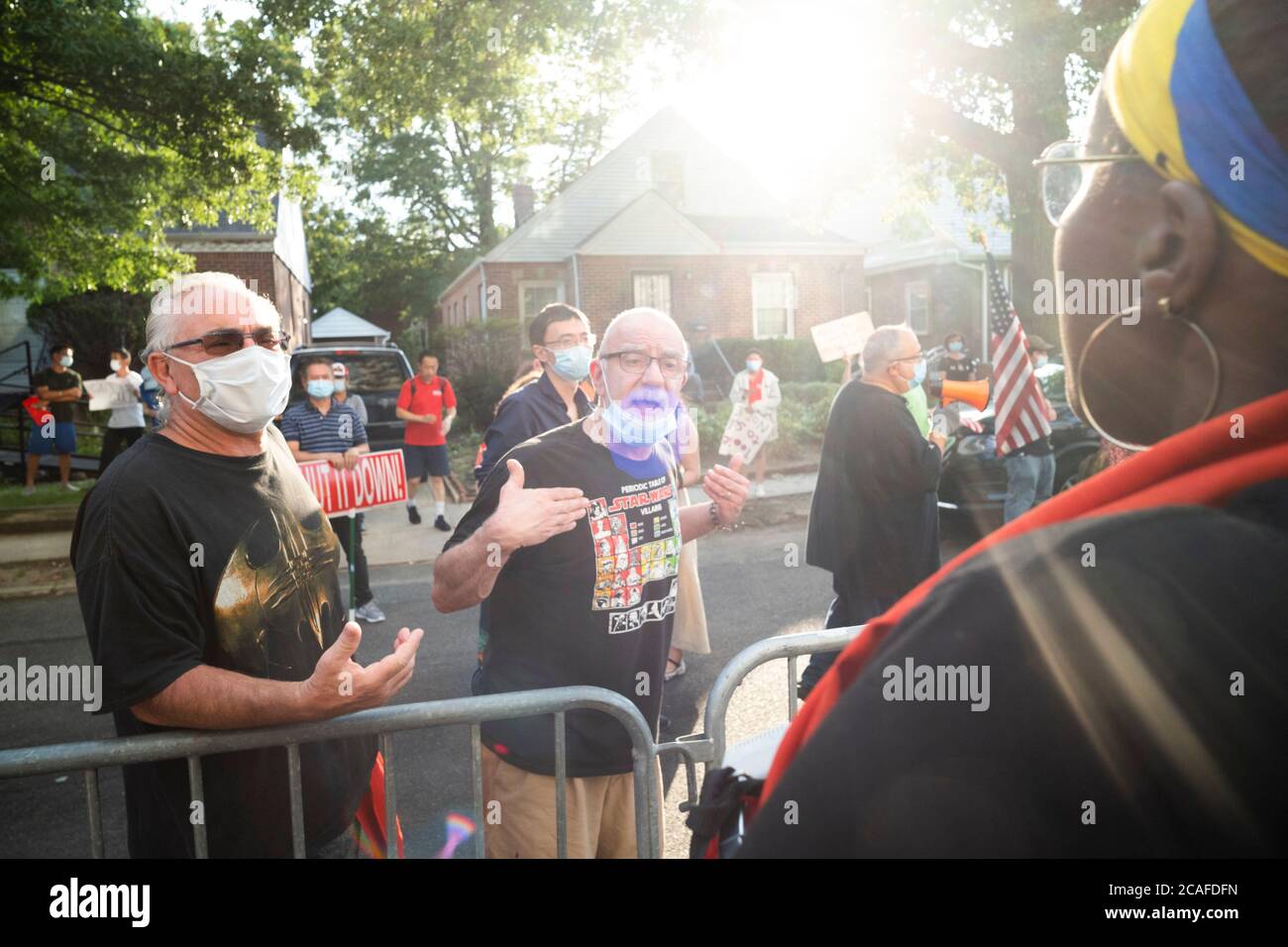 Queens, New York, Stati Uniti. 6 agosto 2020. Dimostranti della Black Lives Matter, la gente marcia contro i manifestanti vicino all'hotel Wyndham nel quartiere Fresh Meadows nel Queens Borough di New York, New York. I manifestanti della gente di marzo hanno sostenuto un altro gruppo dimostrativo chiamato Esodo che stava sostenendo i formalmente incarcerati che hanno alloggi temporanei presso l'hotel. I vicini e i dimostranti della comunità di Fresh Meadows si oppongono ai nuovi detenuti rilasciati. Credit: ZUMA Press, Inc./Alamy Live News Foto Stock