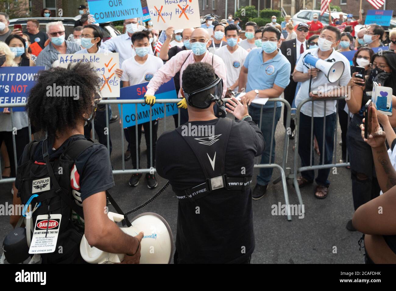 Queens, New York, Stati Uniti. 6 agosto 2020. Dimostranti della Black Lives Matter, la gente marcia contro i manifestanti vicino all'hotel Wyndham nel quartiere Fresh Meadows nel Queens Borough di New York, New York. I manifestanti della gente di marzo hanno sostenuto un altro gruppo dimostrativo chiamato Esodo che stava sostenendo i formalmente incarcerati che hanno alloggi temporanei presso l'hotel. I vicini e i dimostranti della comunità di Fresh Meadows si oppongono ai nuovi detenuti rilasciati. Credit: ZUMA Press, Inc./Alamy Live News Foto Stock