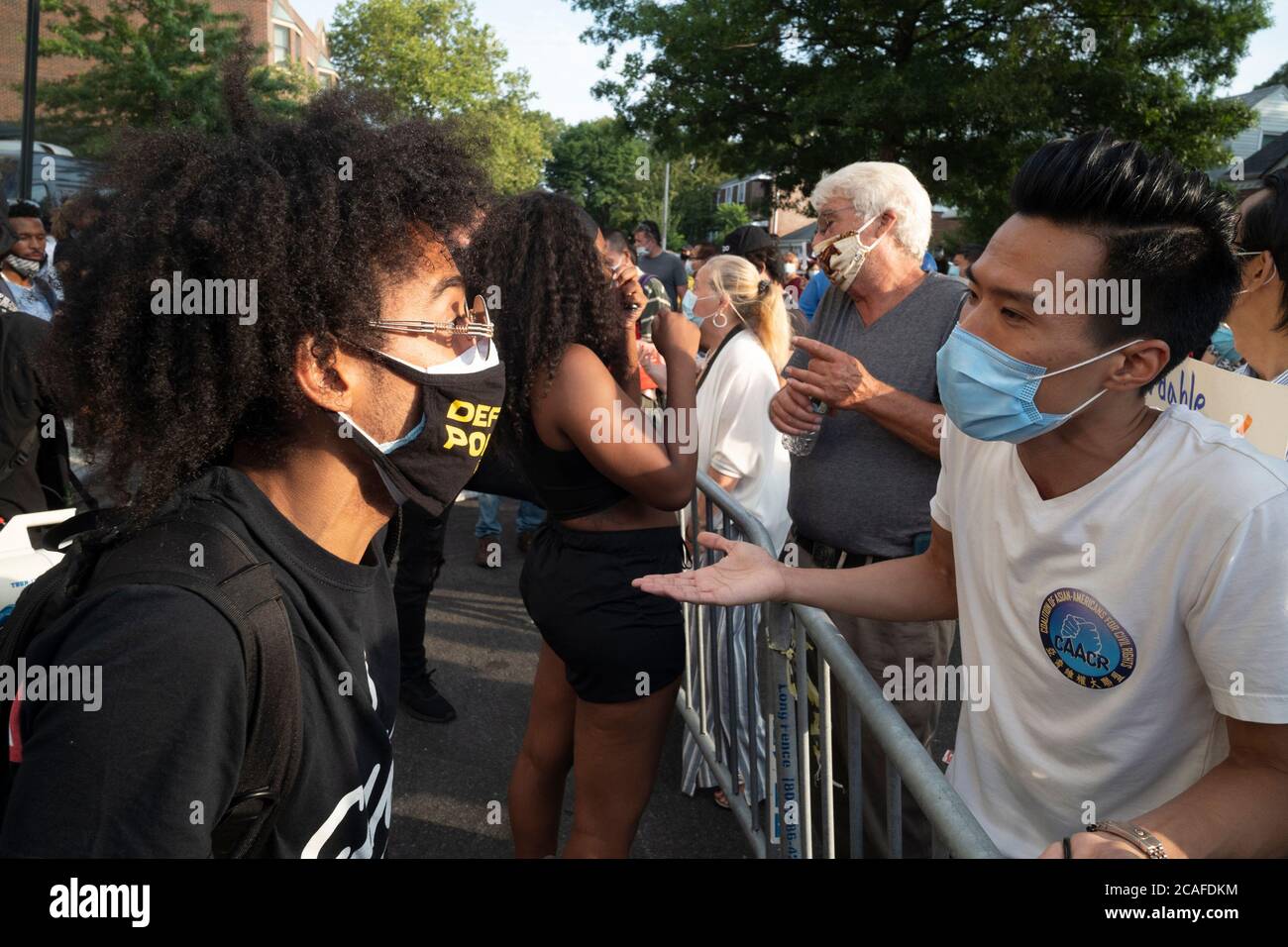 Queens, New York, Stati Uniti. 6 agosto 2020. Dimostranti della Black Lives Matter, la gente marcia contro i manifestanti vicino all'hotel Wyndham nel quartiere Fresh Meadows nel Queens Borough di New York, New York. I manifestanti della gente di marzo hanno sostenuto un altro gruppo dimostrativo chiamato Esodo che stava sostenendo i formalmente incarcerati che hanno alloggi temporanei presso l'hotel. I vicini e i dimostranti della comunità di Fresh Meadows si oppongono ai nuovi detenuti rilasciati. Credit: ZUMA Press, Inc./Alamy Live News Foto Stock