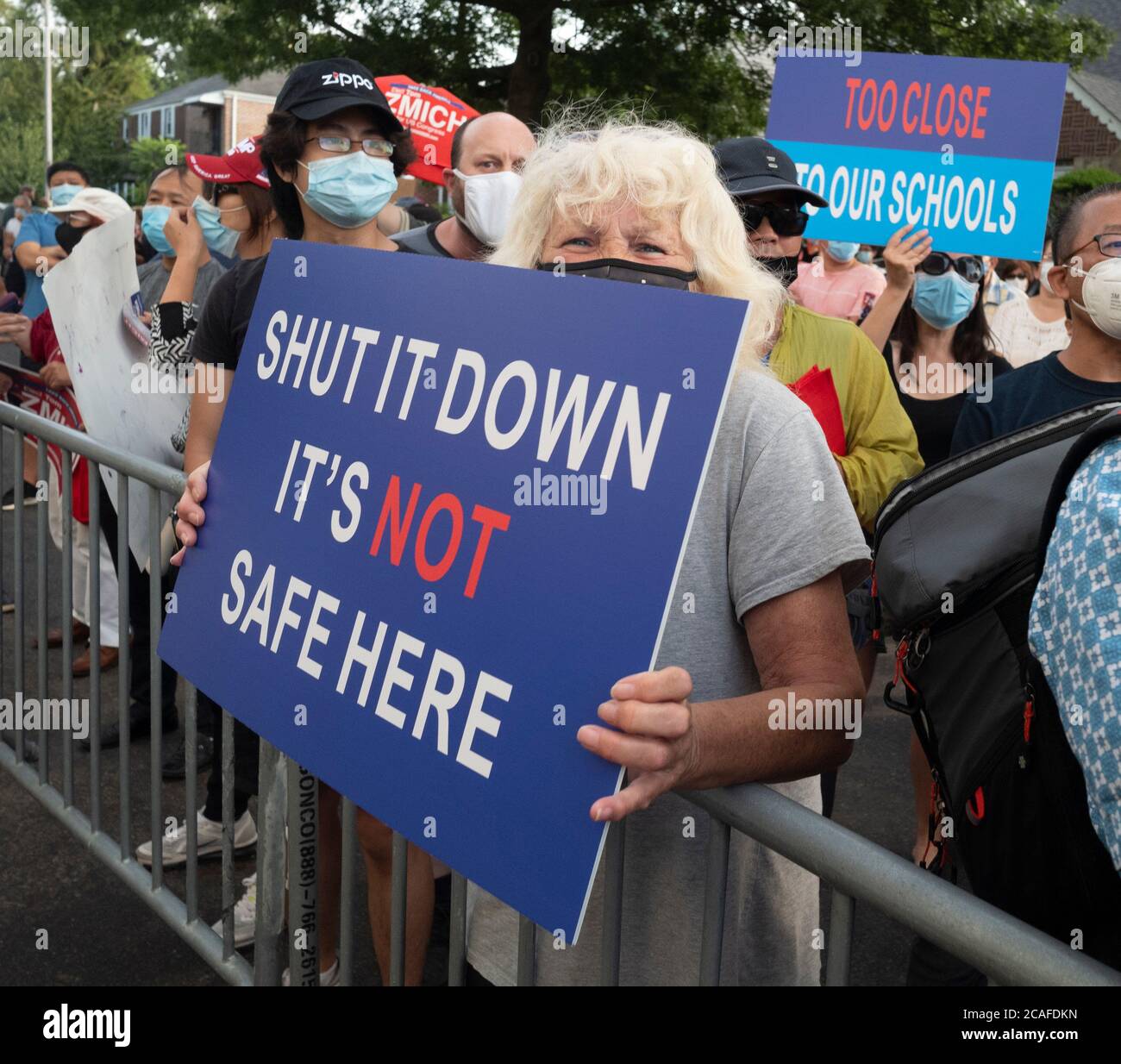 Queens, New York, Stati Uniti. 6 agosto 2020. Dimostranti della Black Lives Matter, la gente marcia contro i manifestanti vicino all'hotel Wyndham nel quartiere Fresh Meadows nel Queens Borough di New York, New York. I manifestanti della gente di marzo hanno sostenuto un altro gruppo dimostrativo chiamato Esodo che stava sostenendo i formalmente incarcerati che hanno alloggi temporanei presso l'hotel. I vicini e i dimostranti della comunità di Fresh Meadows si oppongono ai nuovi detenuti rilasciati. Credit: ZUMA Press, Inc./Alamy Live News Foto Stock