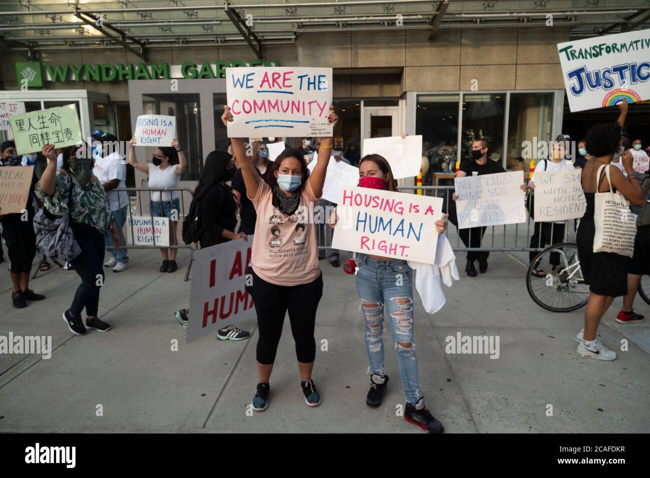 Queens, New York, Stati Uniti. 6 agosto 2020. Dimostranti della Black Lives Matter, la gente marcia contro i manifestanti vicino all'hotel Wyndham nel quartiere Fresh Meadows nel Queens Borough di New York, New York. I manifestanti della gente di marzo hanno sostenuto un altro gruppo dimostrativo chiamato Esodo che stava sostenendo i formalmente incarcerati che hanno alloggi temporanei presso l'hotel. I vicini e i dimostranti della comunità di Fresh Meadows si oppongono ai nuovi detenuti rilasciati. Credit: ZUMA Press, Inc./Alamy Live News Foto Stock