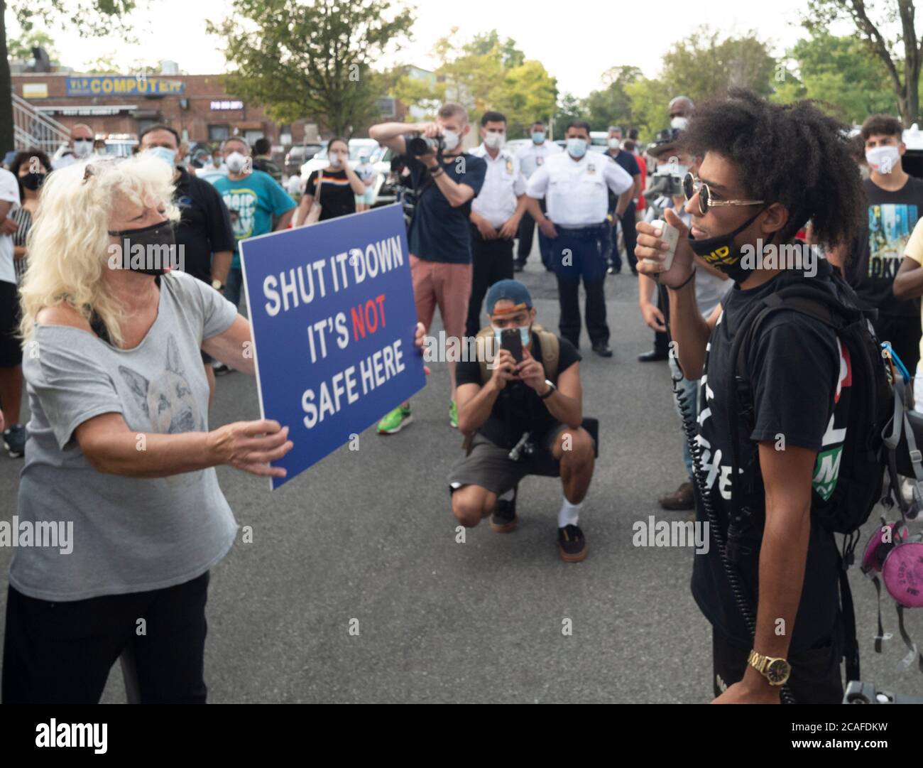 Queens, New York, Stati Uniti. 6 agosto 2020. Dimostranti della Black Lives Matter, la gente marcia contro i manifestanti vicino all'hotel Wyndham nel quartiere Fresh Meadows nel Queens Borough di New York, New York. I manifestanti della gente di marzo hanno sostenuto un altro gruppo dimostrativo chiamato Esodo che stava sostenendo i formalmente incarcerati che hanno alloggi temporanei presso l'hotel. I vicini e i dimostranti della comunità di Fresh Meadows si oppongono ai nuovi detenuti rilasciati. Credit: ZUMA Press, Inc./Alamy Live News Foto Stock