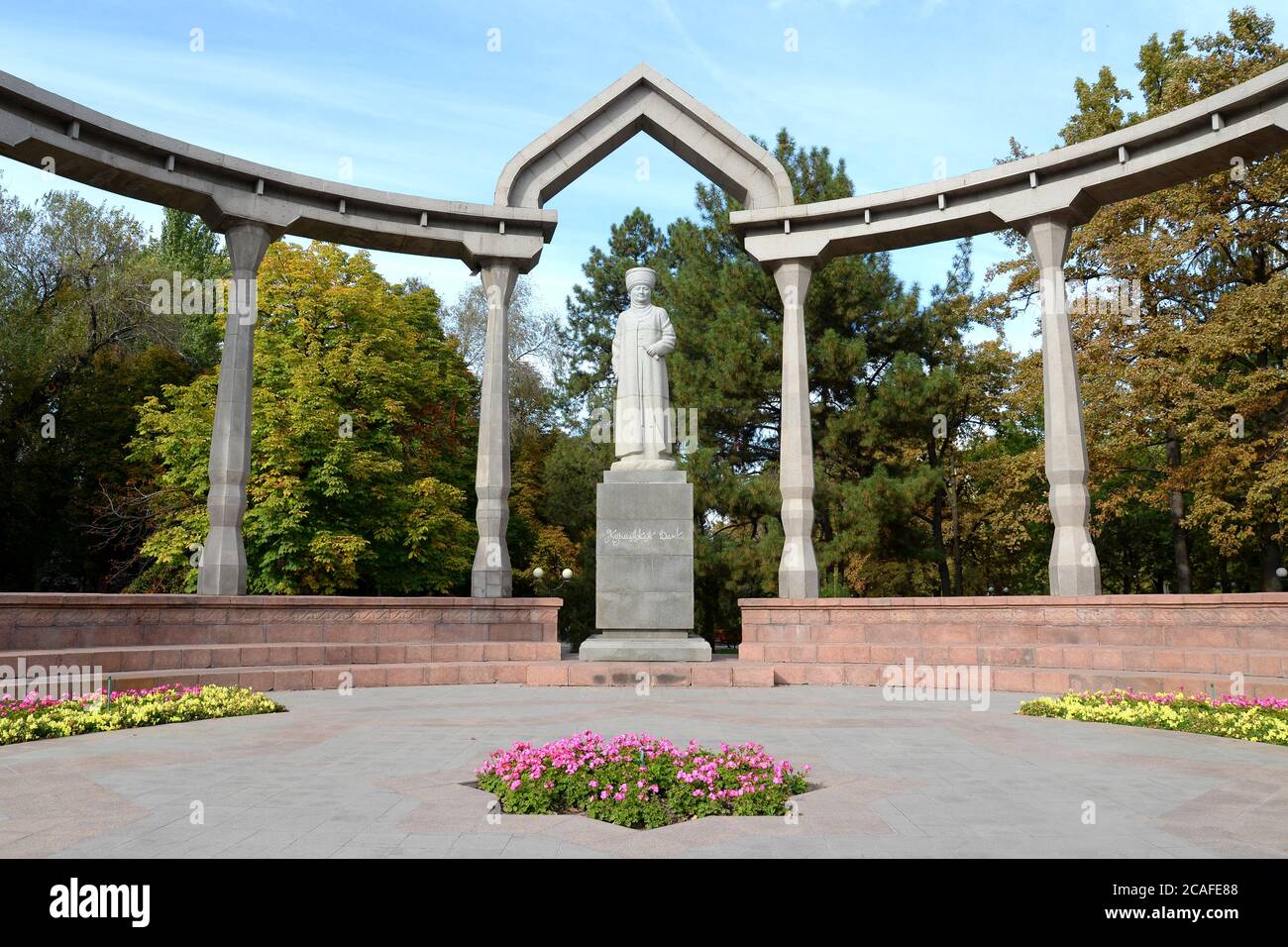 Statua di Kurmanjan Datka nel Parco di Dubovy a Bishkek, Kirghizistan. Conosciuto anche come Tsaritsa di Alai e Regina del Sud. Kurmanzhan monumento a Oak Park. Foto Stock