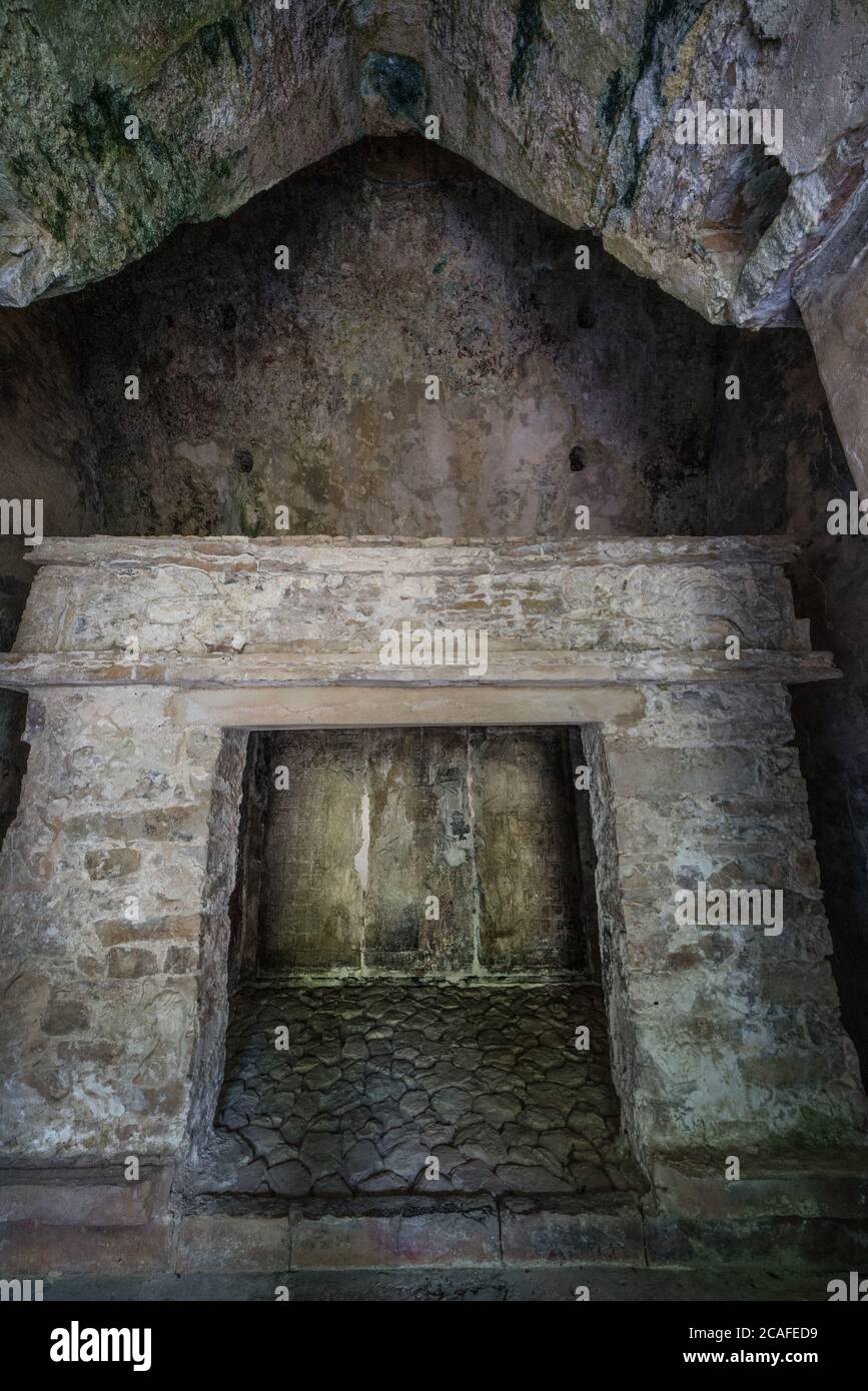 L'interno del Tempio del Sole con il suo pannello in pietra intagliata e soffitto a volta in legno nelle rovine della città maya di Palenque, Palenque Na Foto Stock