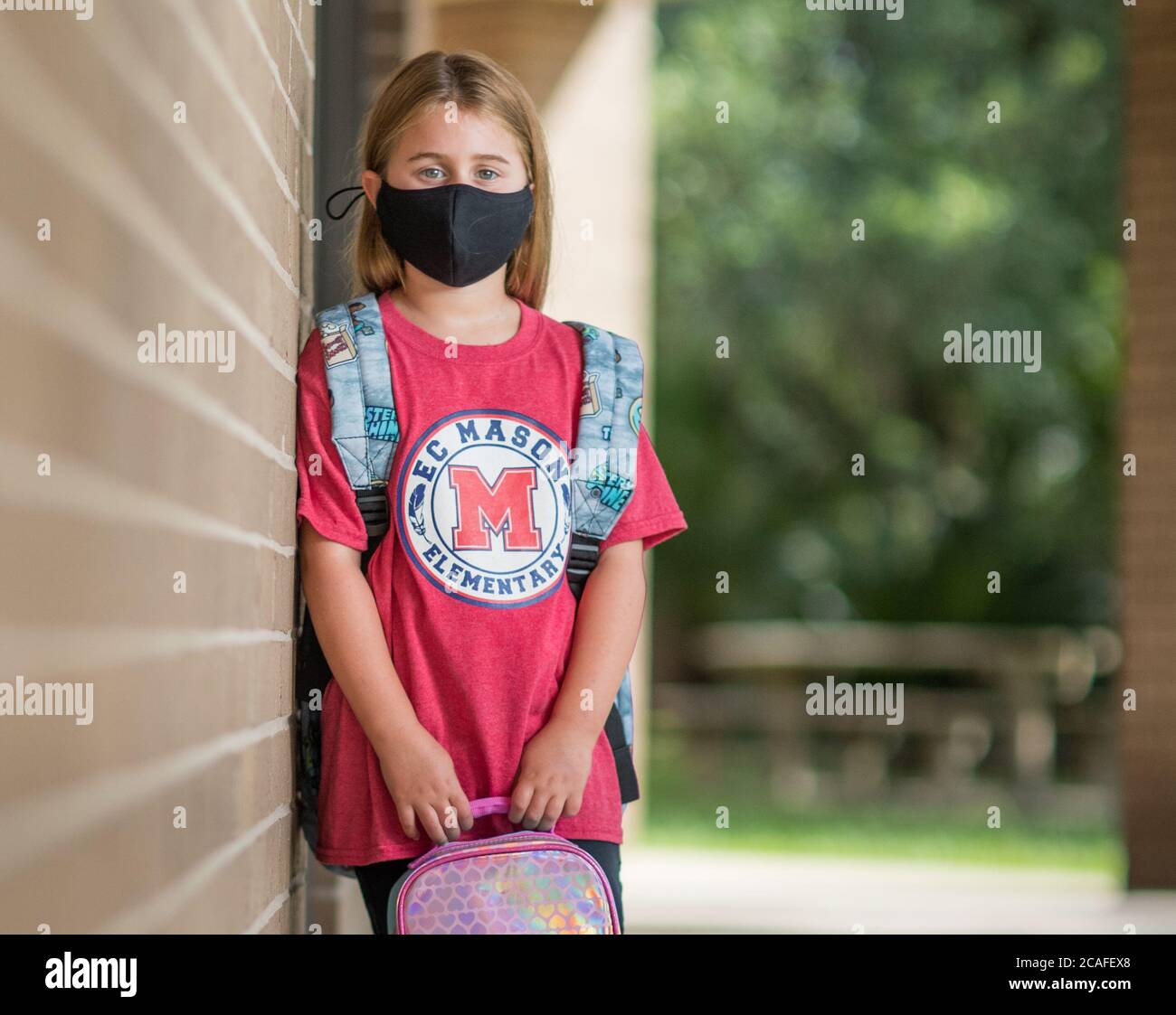 6 agosto 2020: Indossare una maschera, secondo grado Avery Whitbeck si prepara per il primo giorno di scuola a E.C. Scuola elementare Mason a Manvel, Texas. Prentice C. James/CSM Foto Stock