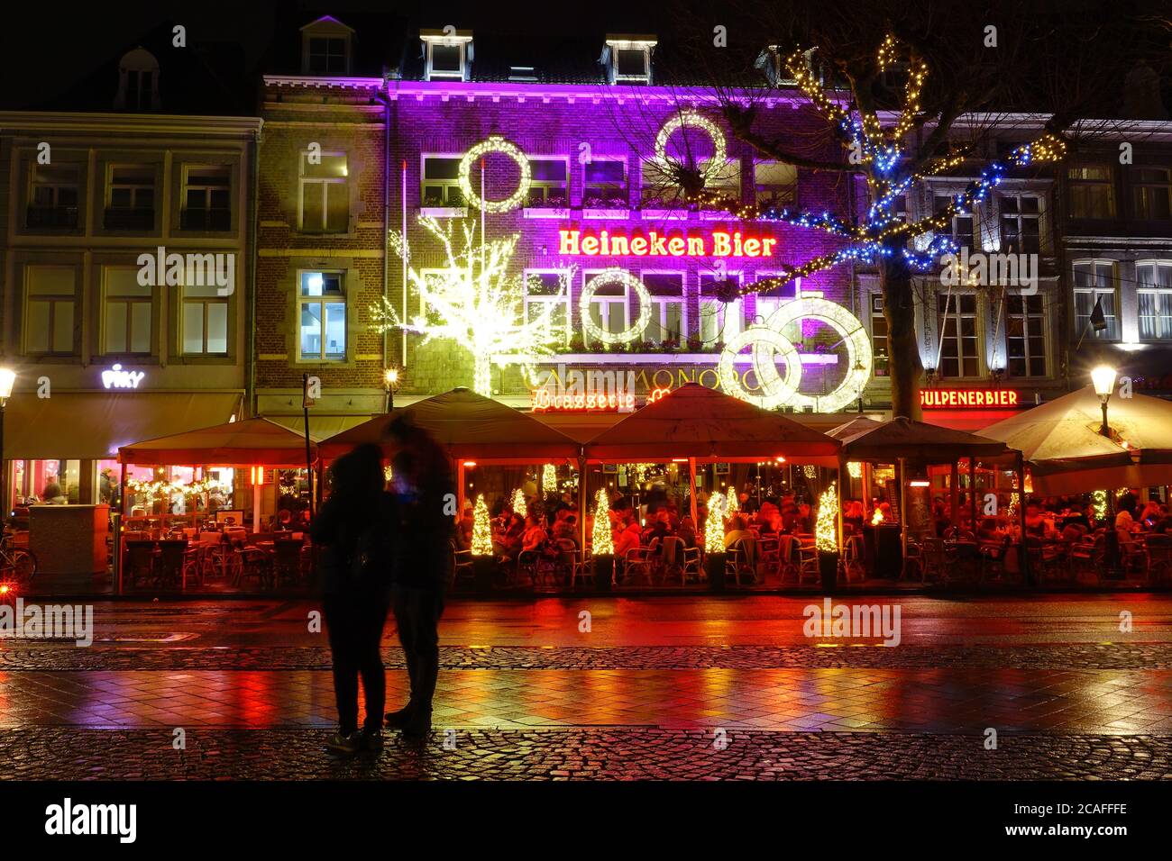 MAASTRICHT, PAESI BASSI - 05 gennaio 2019: Passeggiata notturna nella città vecchia di Maastricht in una giornata piovosa Foto Stock