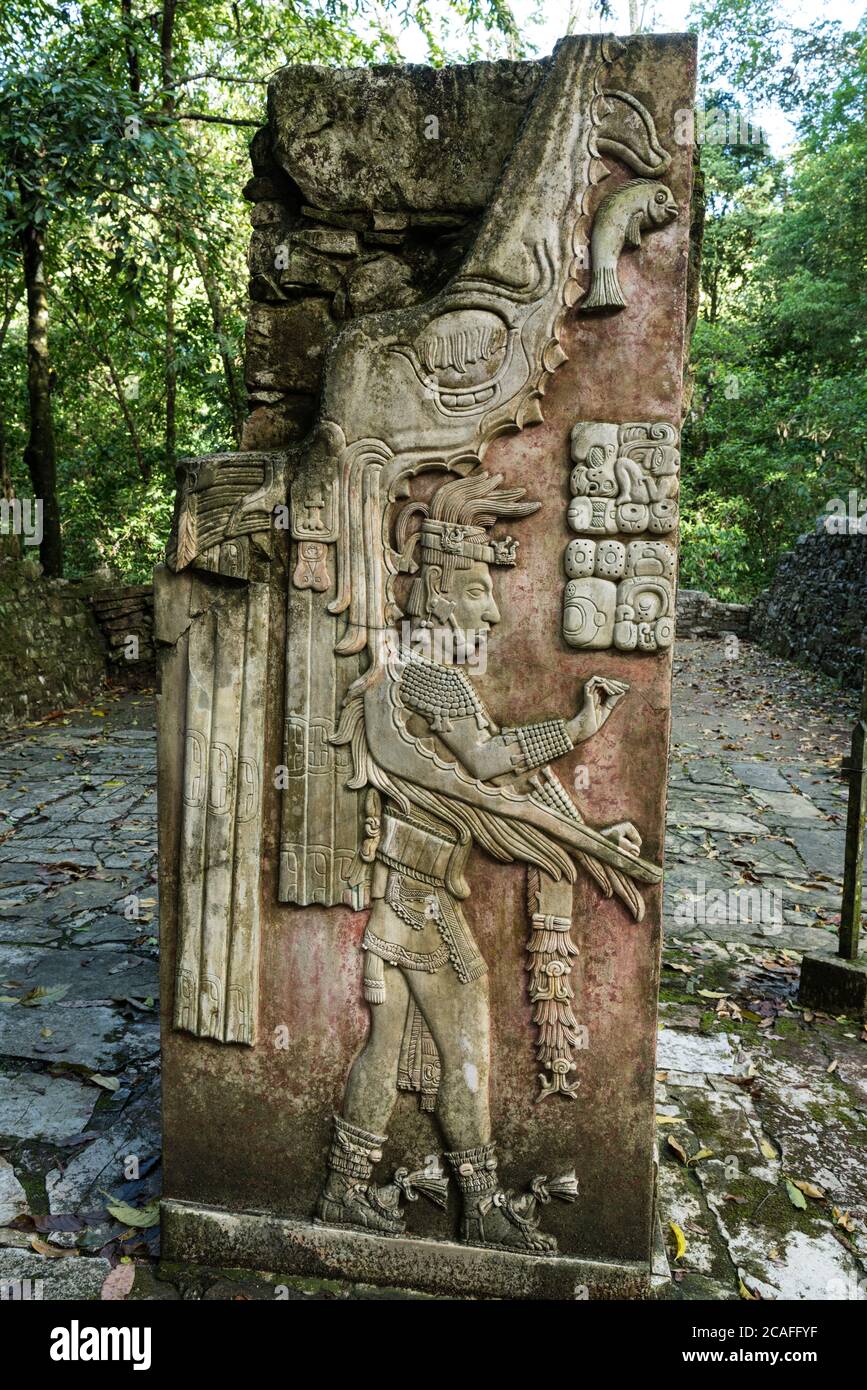 Una riproduzione del pannello di stucco trovato al Tempio XIX che mostra U Pakal K’inich nelle rovine della città maya di Palenque, Palenque National Park. T Foto Stock