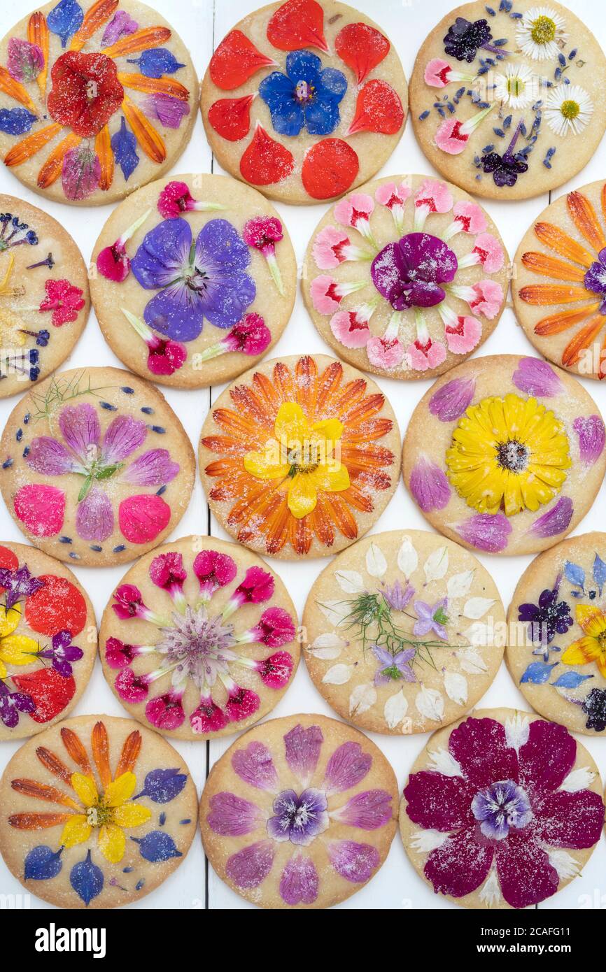Biscotti fatti in casa con Shortbread di fiori commestibili Foto Stock