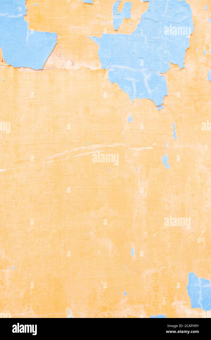 Vecchia texture turchese blu parete fessurata, la vecchia texture di vernice è scheggiatura e rottura caduta distruzione Foto Stock