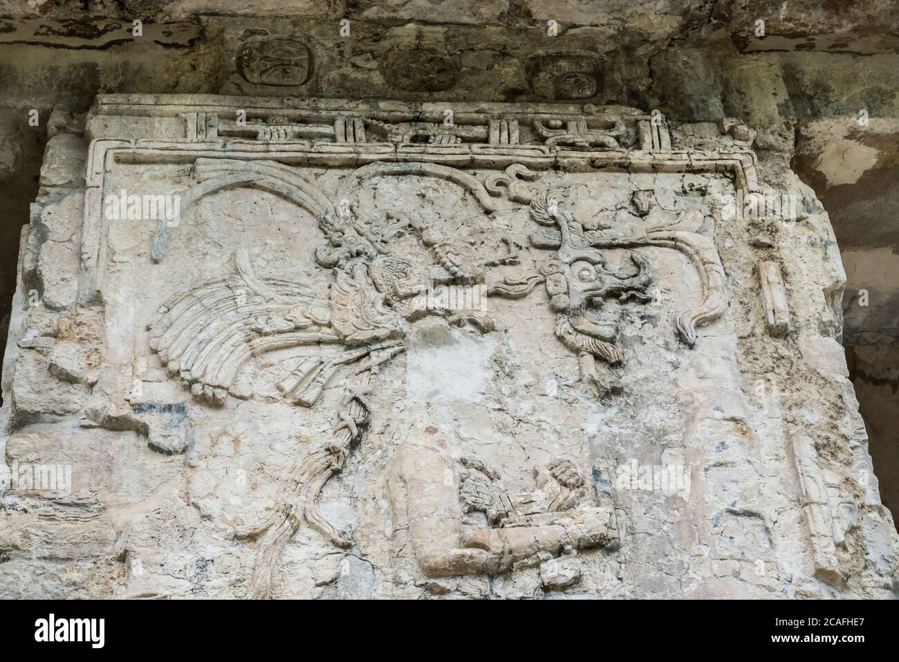 Fregio in stucco scolpito su un molo del Palazzo nelle rovine della città maya di Palenque, Palenque National Park, Chiapas, Messico. Sito mondiale dell'UNESCO. Foto Stock