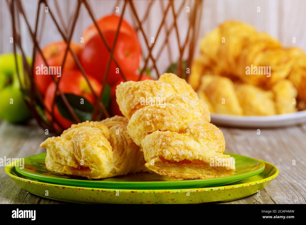 Strudel di mele con mele fresche rosse e verdi in cesto su tavola di legno. Foto Stock