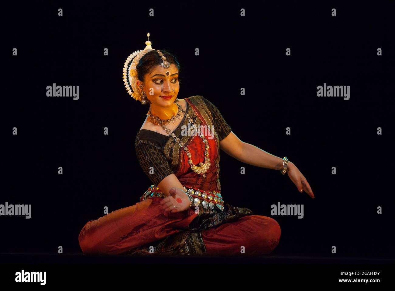 Una bella ballerina di odissi Foto Stock