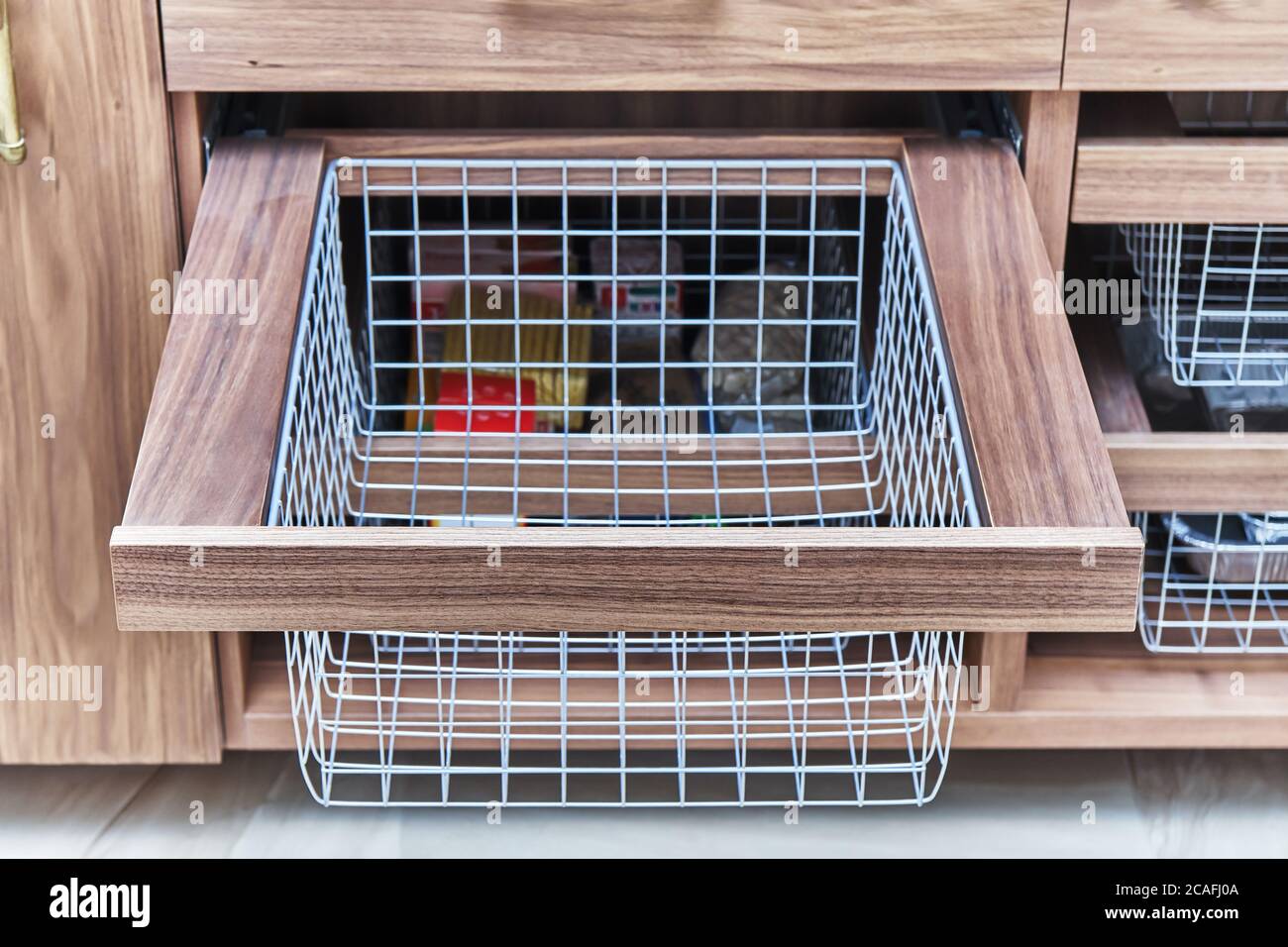 Dispensa armadietto alimentare. Organizzazione di deposito della cucina.  Pasta, grani in vasetti di vetro. Cibo biologico. Cucina casalinga. Cibo  nutrizionale. Contenitori di vetro. Cibo Foto stock - Alamy