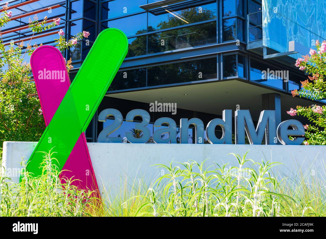 23andMe logo e firma presso il campus della sede centrale di una società privata di genomica e biotecnologia personale in Silicon Valley - Sunnyvale, California Foto Stock
