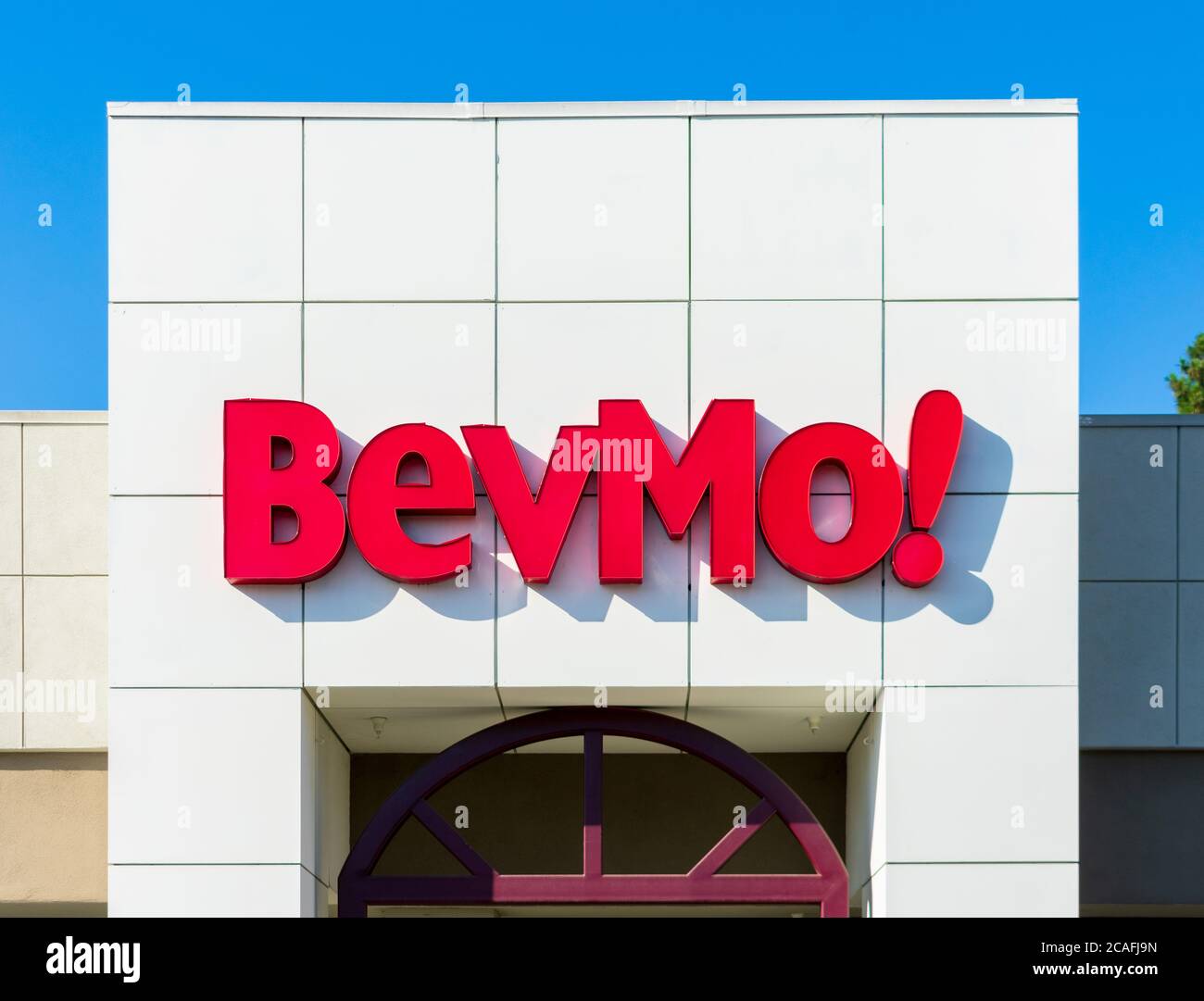 BevMo! firma e logo sul punto vendita. BevMo! È un rivenditore superstore di bevande alcoliche - Sunnyvale, California, USA - 2020 Foto Stock